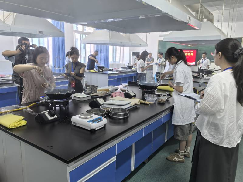 学院成功承办2025年内江市中药材炮制技能竞赛